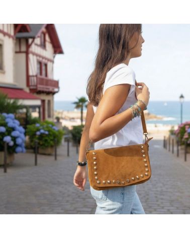 Femme portant un sac en daim camel Zosha Collection, look bohème chic avec jean et t-shirt blanc, accessoire mode tendance 2026