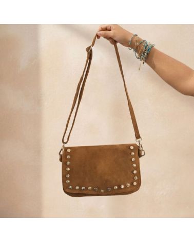 sac à bandoulière en daim couleur camel avec rivets métal fantaisie sur rabat