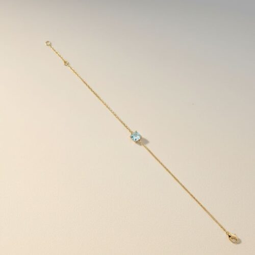 bracelet fin chaine plaqué or 18 carats avec pierre facette teintée couleur aigue marine