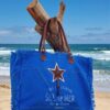 Sac de plage bleu roi XL Sel de Mer posé sur un bois flotté vue océan
