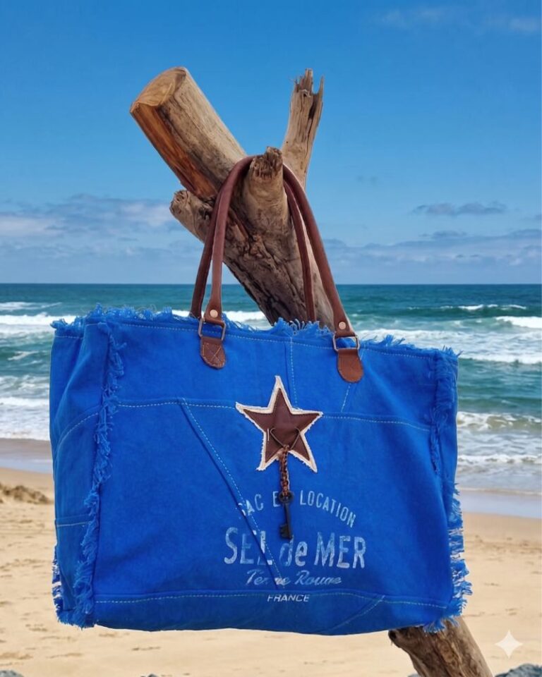 Sac de plage bleu roi XL Sel de Mer posé sur un bois flotté vue océan