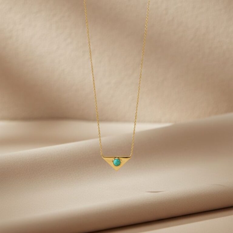 collier pour femme en plaqué or avec pendentif triangle orné d'une pierre aventurine collier pour femme en plaqué or avec pendentif triangle orné d'une pierre aventurine