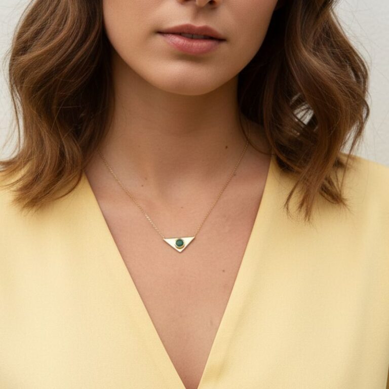 collier pour femme en plaqué or avec pendentif triangle orné d'une pierre aventurine collier pour femme en plaqué or avec pendentif triangle orné d'une pierre aventurine