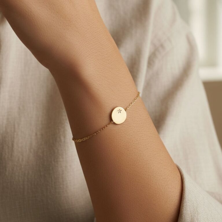 bracelet en plaqué or pour femme avec médaille ornée d'un oxyde de zirconium blanc