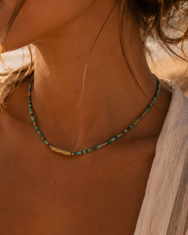 collier fin pierres turquoise africaine et talisman bijou été