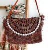 Pochette raphia cowry marron