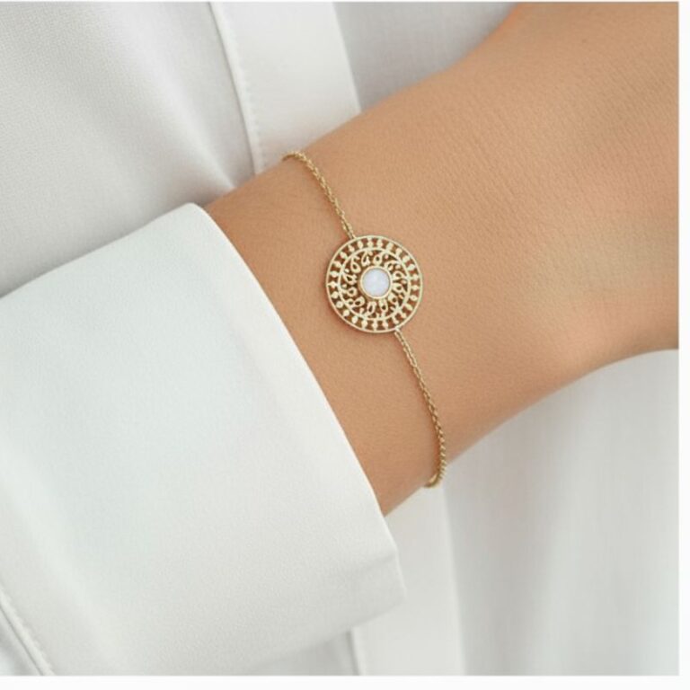 Bracelet en plaqué or 18 carats chaine médaille ciselée pierre de lune