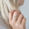bague plaqué or 18 carats effet brossé et strié étoile en oxyde de zirconium