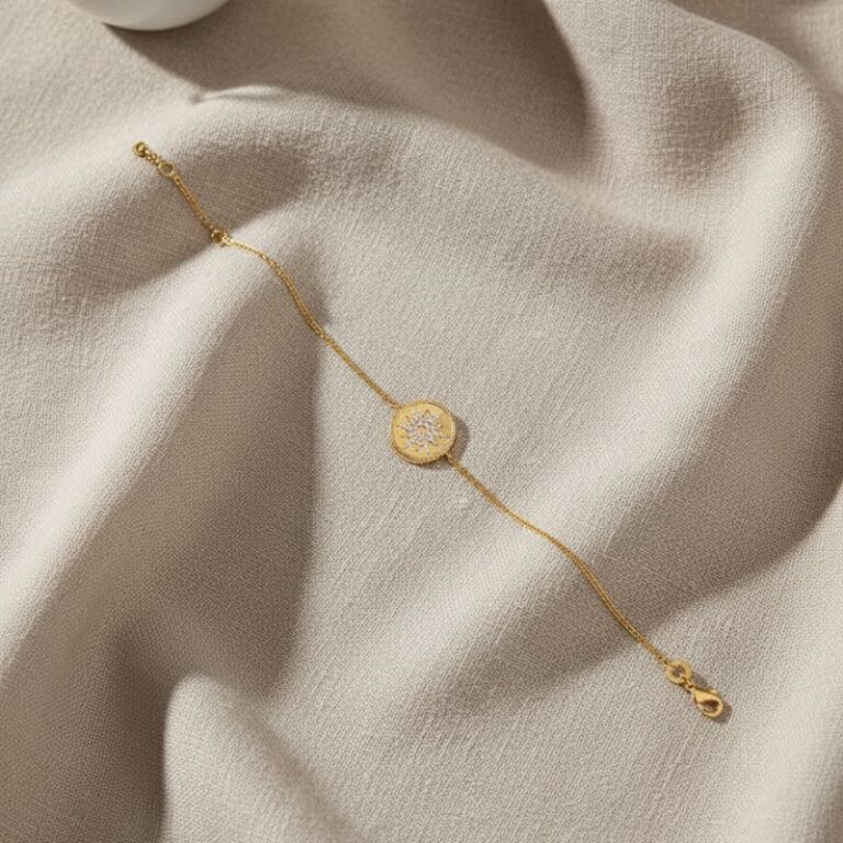 bracelet pour femme en plaqué or chaine et médaille or brossé motif soleil oxyde de zirconium blanc
