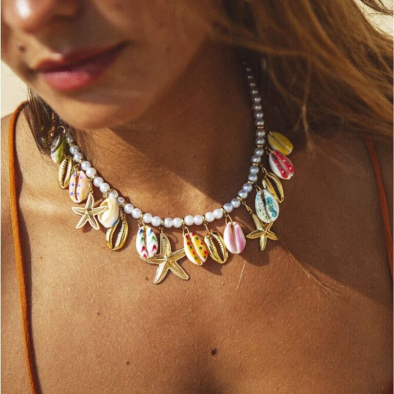 collier coquillages et étoiles de mer Mile Mila : un bijou bohème et coloré, idéal pour un look de plage tendance été 2025 collier coquillages et étoiles de mer Mile Mila : un bijou bohème et coloré, idéal pour un look de plage tendance été 2025