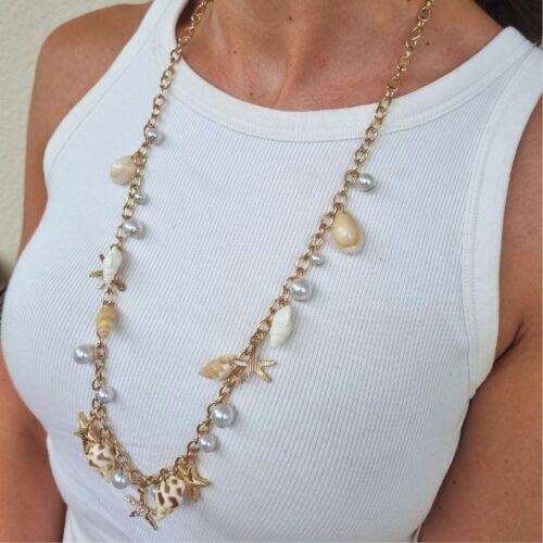 collier sautoir acier doré orné de breloques coquillages mile mila été 2025