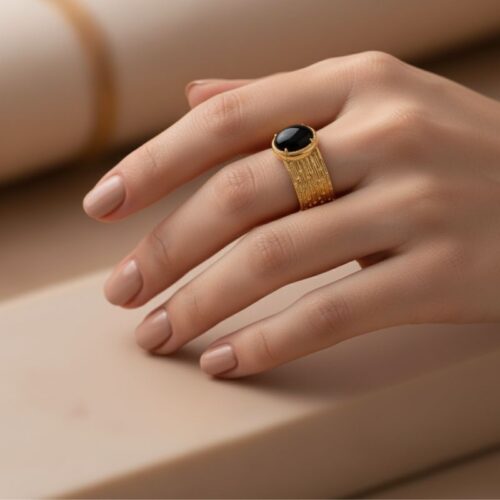 bague plaqué or anneau strié et martelé surmonté d'une pierre agate noire ovale