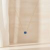 collier ras de cou en plaqué or 18 carats avec pendentif pierre nano facettée et teintée en bleu saphir