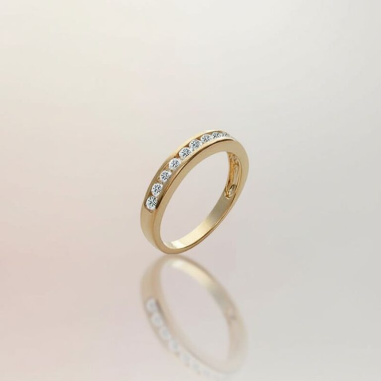 Bague en plaqué or sertie d’oxydes de zirconium, élégante et lumineuse. Bague en plaqué or sertie d’oxydes de zirconium, élégante et lumineuse.