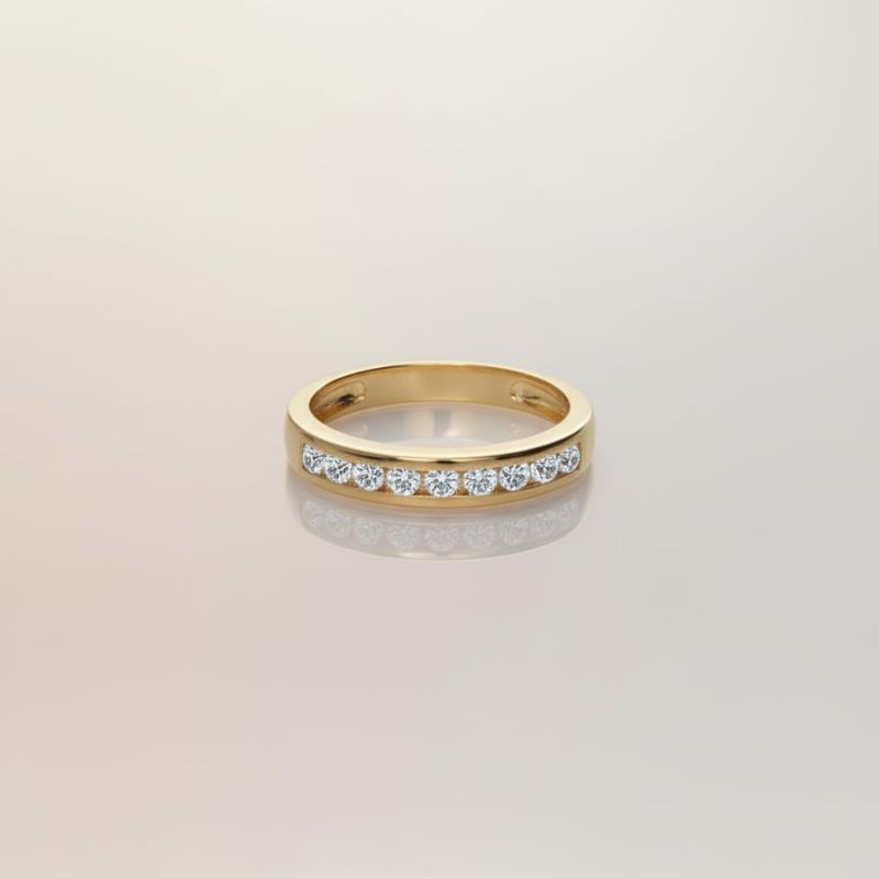 Bague en plaqué or sertie d’oxydes de zirconium, élégante et lumineuse.