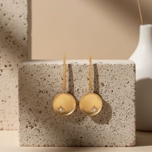 boucles d'oreilles en plaqué or brossé orné d'une médaille avec étoile zirconium blanc boucles d'oreilles en plaqué or brossé orné d'une médaille avec étoile zirconium blanc