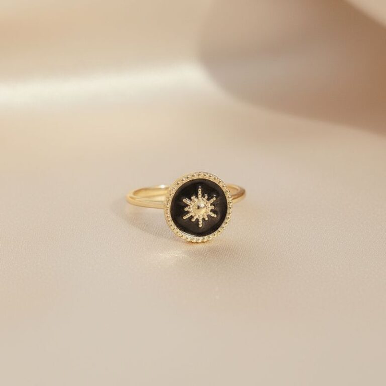 bague plaqué or 18 carats médaille émail noir avec étoile perlée