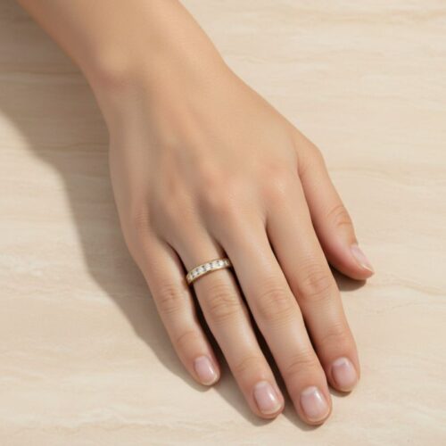 Bague en plaqué or sertie d’oxydes de zirconium, élégante et lumineuse. Bague en plaqué or sertie d’oxydes de zirconium, élégante et lumineuse.