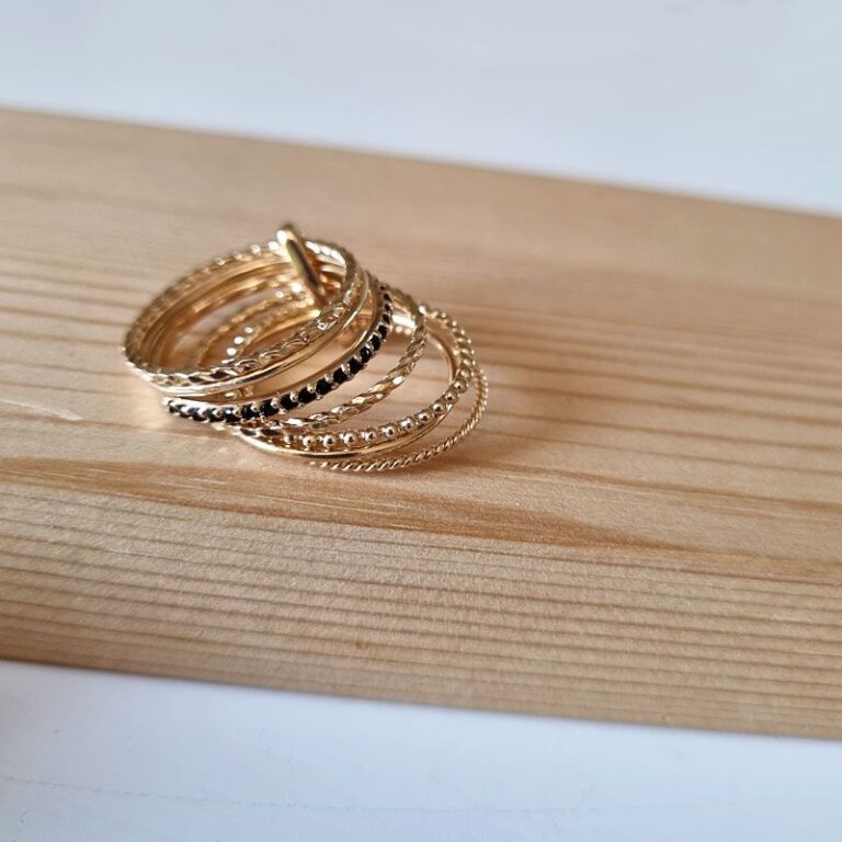 bague pour femme en plaqué or 18 carats semainier avec rang zirconium noir