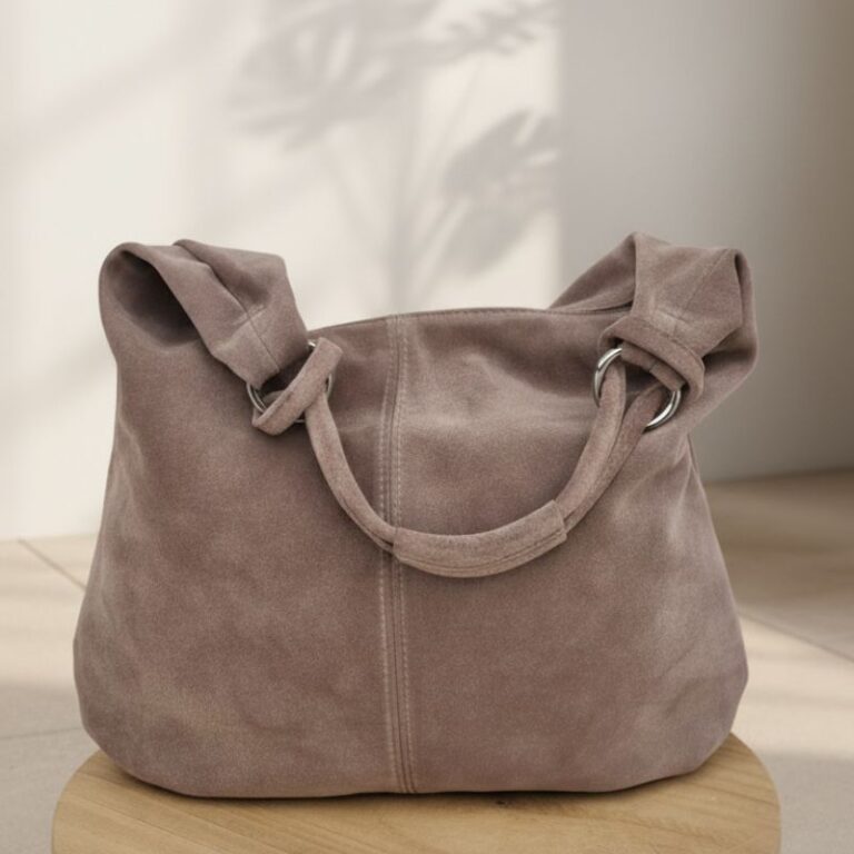 Grand sac hobo en daim taupe, parfait pour un look élégant et décontracté