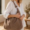 sac en daim forme hobo sorina couleur taupe mode effortless chic