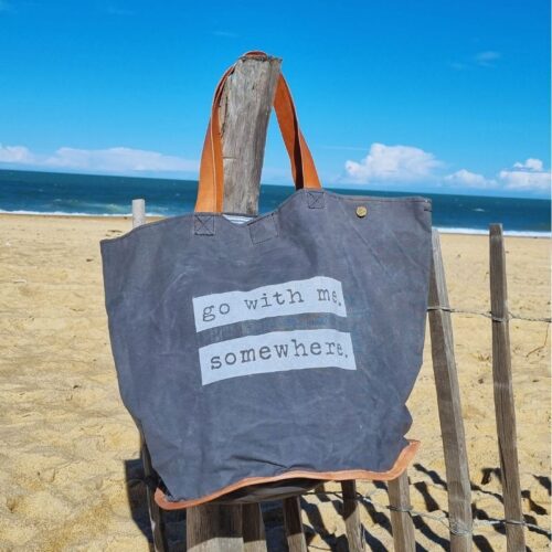 sac de plage toile canvas upcyclée imprimé go with me somewhere sur la plage de Hossegor