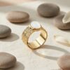 bague pour femme plaqué or effet texturé avec pierre de lune sertie bijou élégant