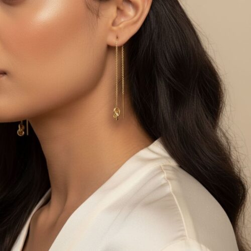 Boucles d'oreilles fil pendantes plaqué or 18 carats 6 cm portées par une femme élégante