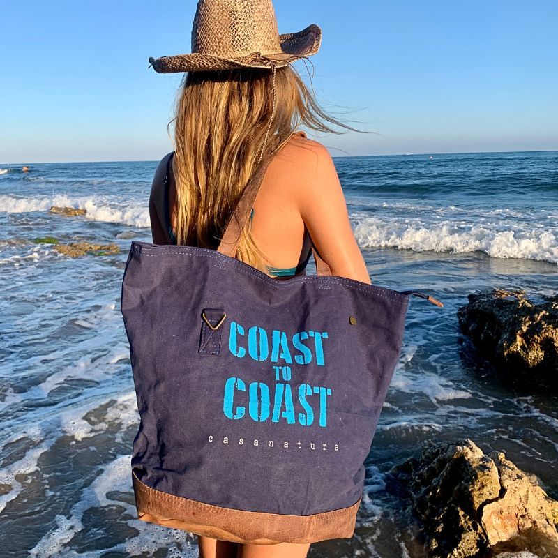 sac de plage casa natura imprimé coast to coast couleur marine porté à l'epaule par une femme