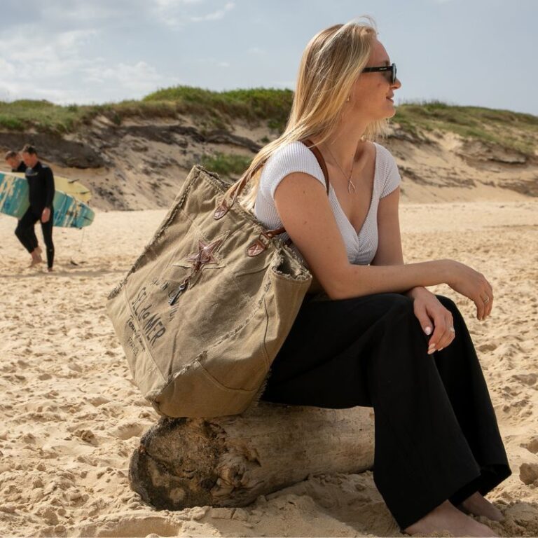 Grand sac cabas XL Sel de Mer en toile recyclée tabac et cuir, style vintage sur une plage.