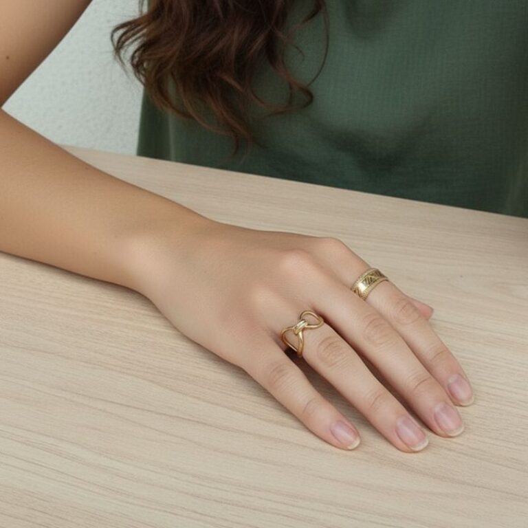 bague en plaqué or 18 carats au design moderne, composée de deux cercles entrelacés