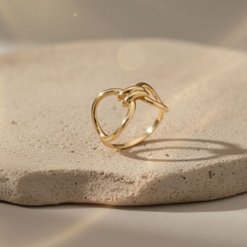 bague en plaqué or 18 carats au design moderne, composée de deux cercles entrelacés bague en plaqué or 18 carats au design moderne, composée de deux cercles entrelacés