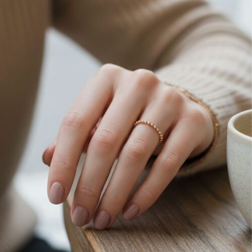 bague fine pour femme en plaqué or 18 carats maille boule portée avec bagues de la collection zosha bague fine pour femme en plaqué or 18 carats maille boule portée avec bagues de la collection zosha