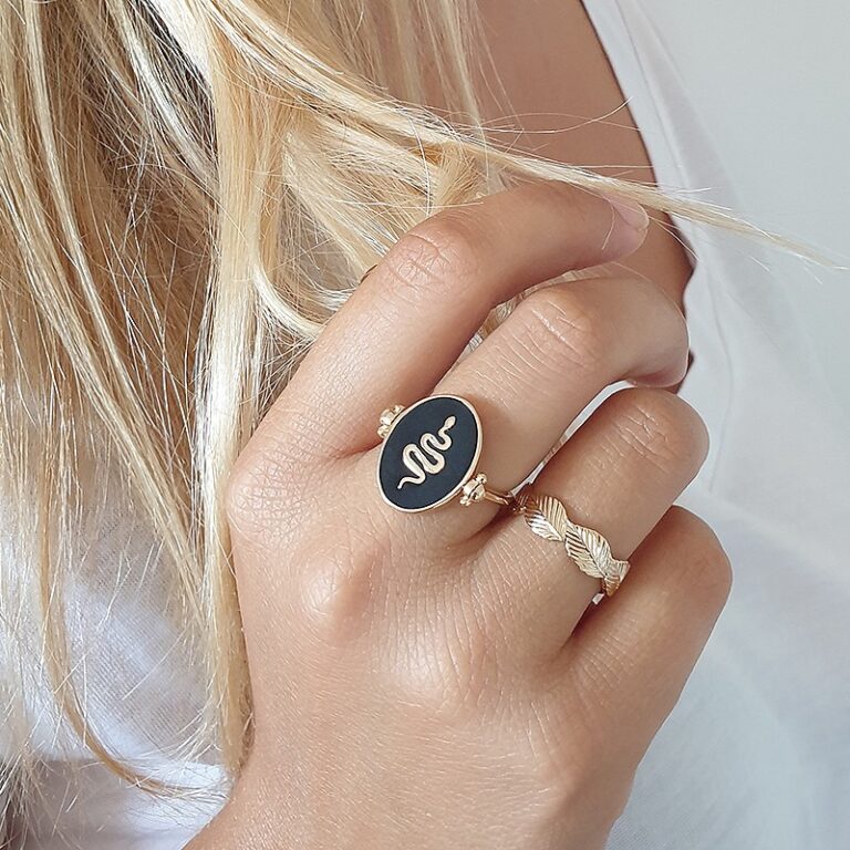 bague pour femme plaqué or 18 carats médaille email noir motif serpent reversible