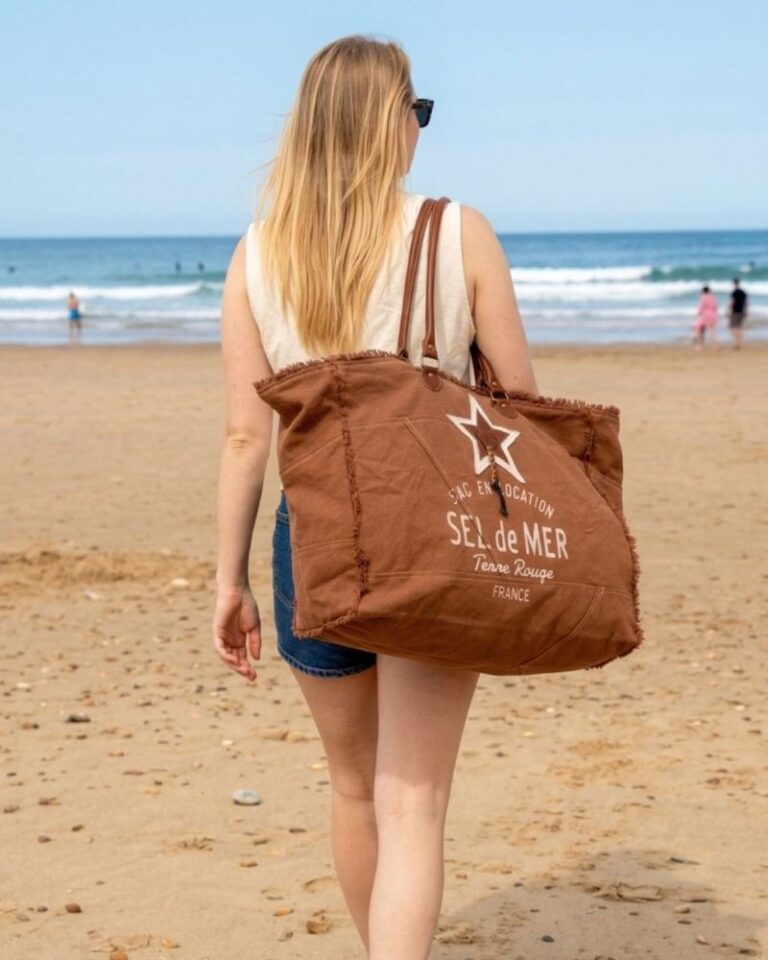 Femme portant à l'épaule le grand sac de plage XXL Sel de Mer marron pécan, cabas en toile recyclée Zosha Collection