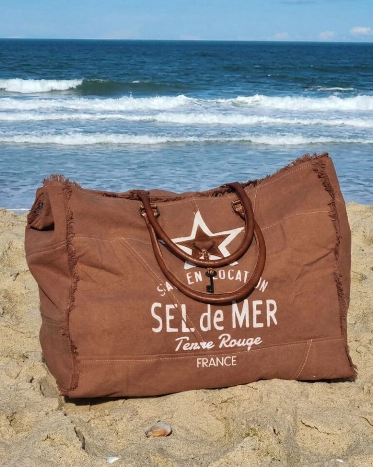 Grand sac de plage marron pécan Sel de Mer posé sur le sable d'une plage des Landes, montrant sa capacité XXL pour tout emporter à la plage