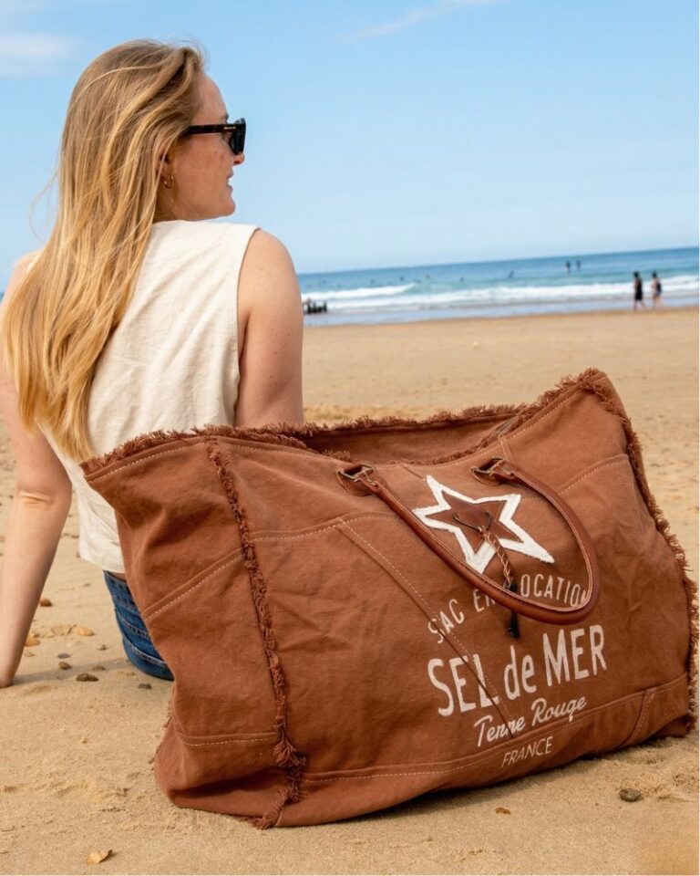 Grand sac de plage marron pécan Sel de Mer posé sur le sable fin, montrant sa capacité XXL pour tout emporter à la plage