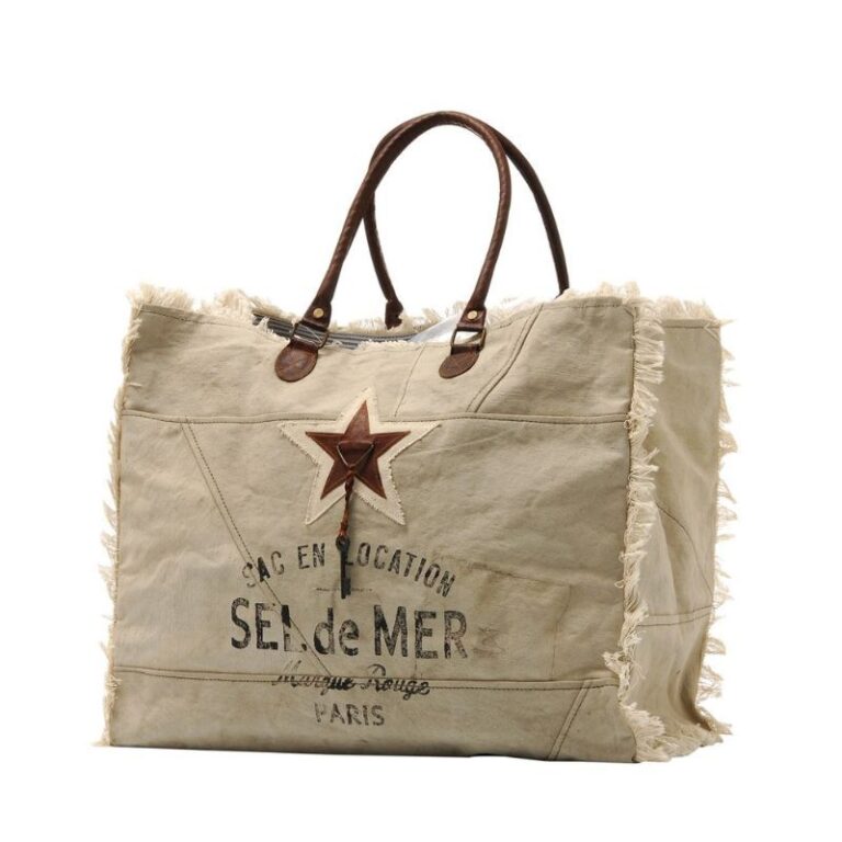Grand sac de plage cabas beige Sel de Mer en toile de coton avec anses en cuir et étoile brodée sur fond blanc