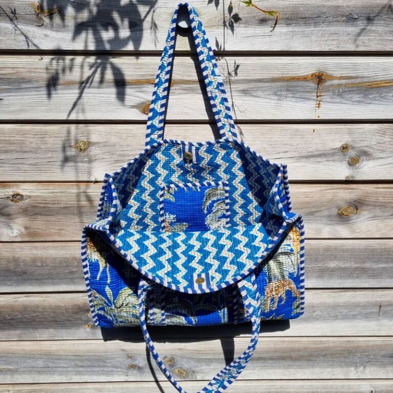 cabas coton matelassé couleur bleu avec palmiers imprimé safari jungle tropical pour ville, marché ou plage