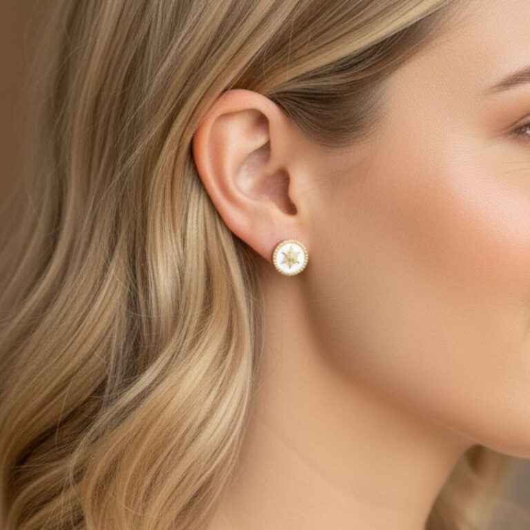 puces d'oreilles email blanc délicatement rehaussé d’une étoile centrale puces d'oreilles email blanc délicatement rehaussé d’une étoile centrale