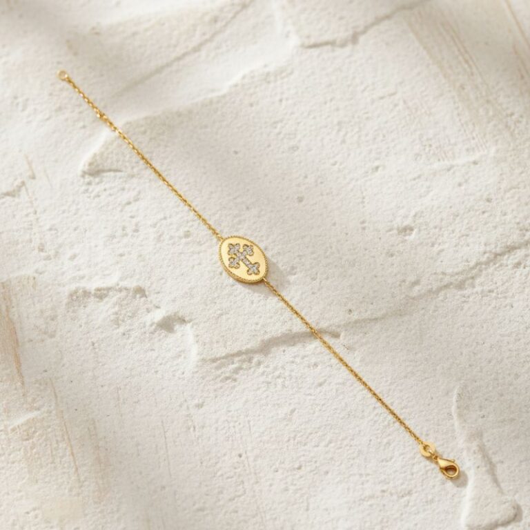 bracelet chaine plaqué or avec médaillon or brossé et croix en oxyde de zirconium blanc