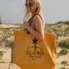 sac de plage XL SEL DE MER jaune safran sac de plage XL SEL DE MER safran en toile recyclée porté à la plage