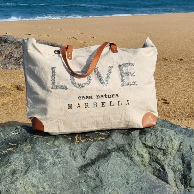 sac de plage xxl brodé love en toile upcyclée posé sur la plage de hossegor sac de plage XXL brodé LOVE en toile upcyclée posé sur la plage de Hossegor