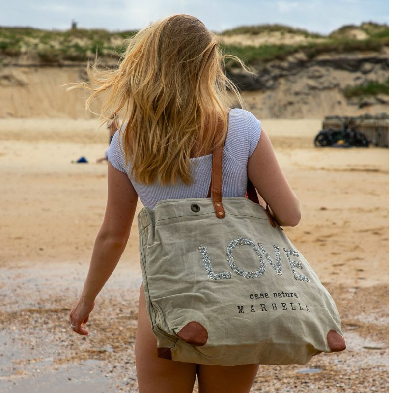 sac de plage femme XXL brodé love porté par une femme sur la plage de Seignosse