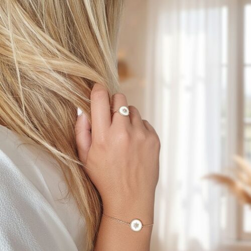 bracelet plaqué or 18 carats avec médaille émail blanc ornée d'un motif soleil bracelet plaqué or 18 carats avec médaille émail blanc ornée d'un motif soleil