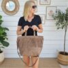 Grand cabas en daim taupe à franges, style tendance et pratique