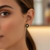 puces d'oreilles émail noir et plaqué or 18 carats bijou discret et chic