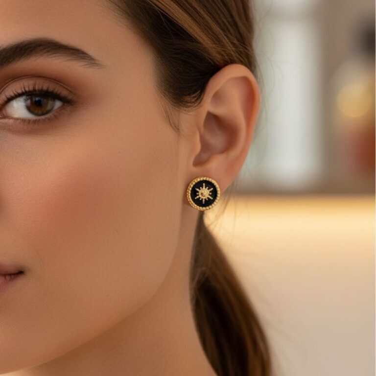 puces d'oreilles émail noir et plaqué or 18 carats bijou discret et chic