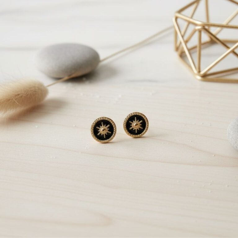 puces d'oreilles émail noir et plaqué or 18 carats bijou discret et chic