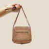 Petit sac besace daim taupe à bandoulière